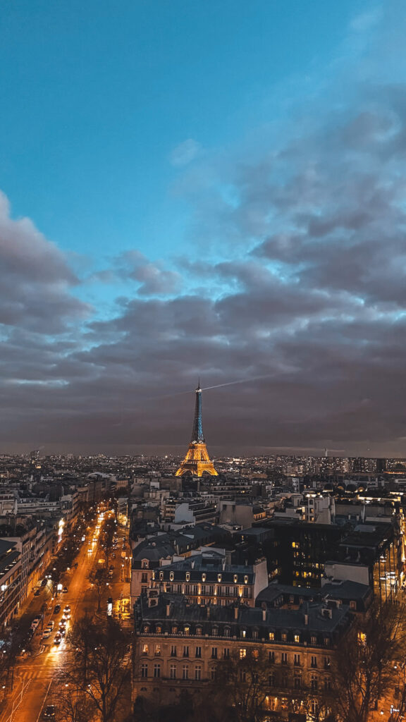 arc de triomphe view in paris