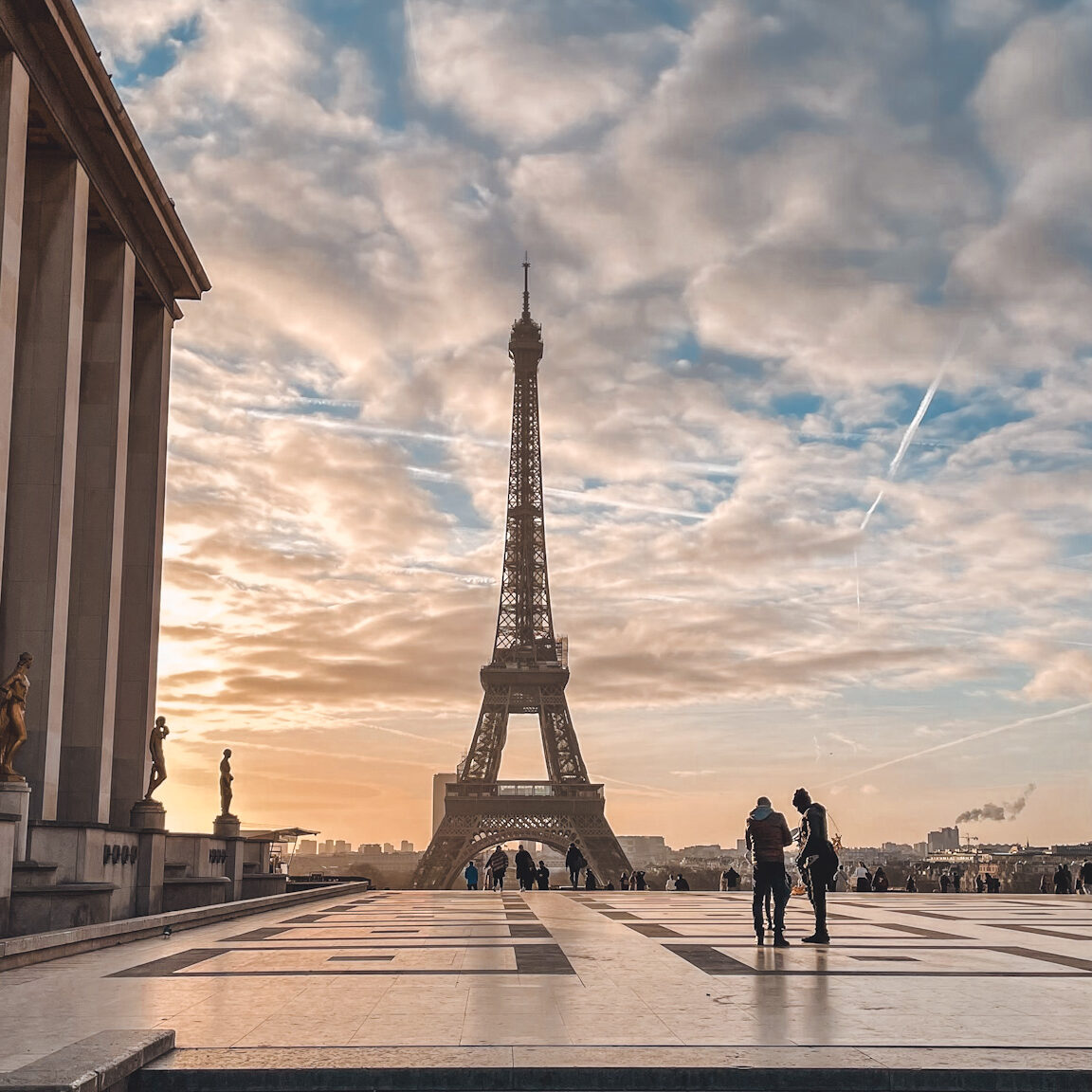 Panoramic Trocadéro fountains and Eiffel Tower – top photo spot in Paris